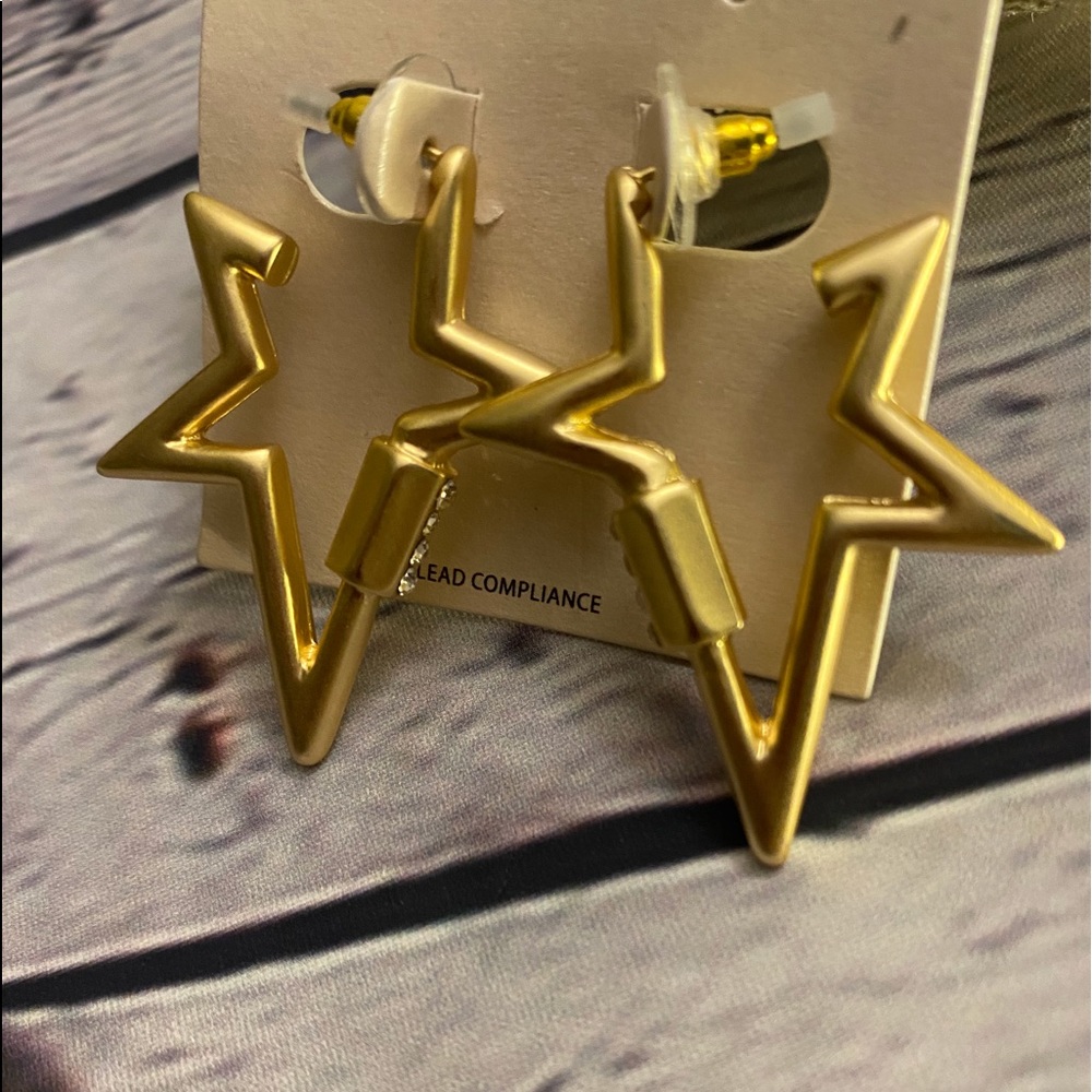 ✨Gold Star Shaped Earrings ✨